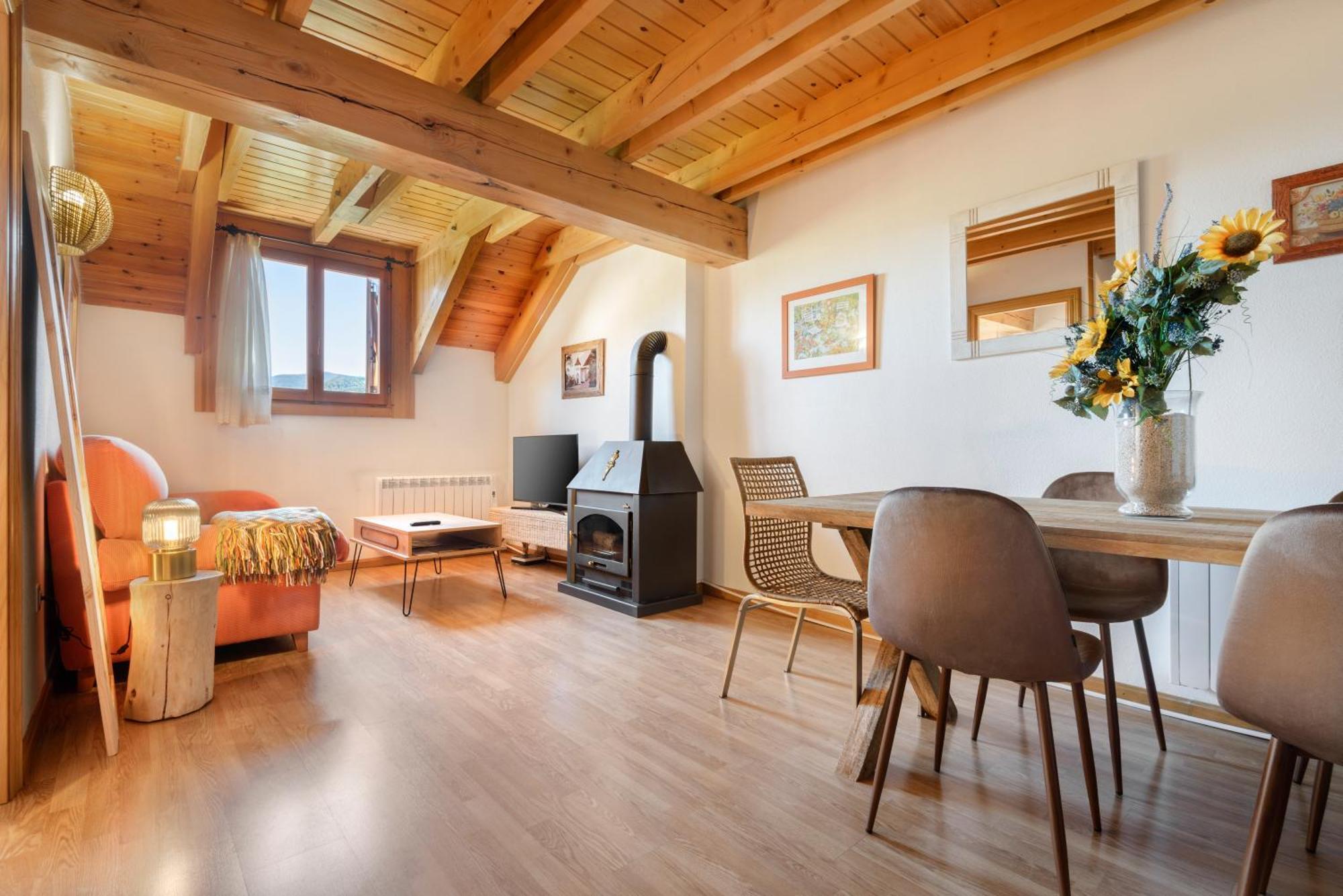Atico Abuhardillado I Aire Acondicionado L Centrico L Garaje L Trastero I Wifi Apartment Biescas  Bagian luar foto