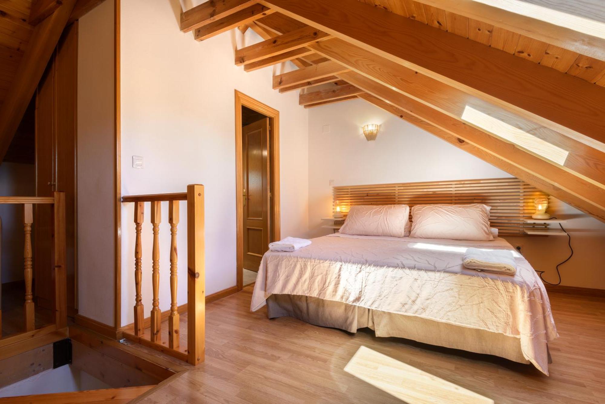 Atico Abuhardillado I Aire Acondicionado L Centrico L Garaje L Trastero I Wifi Apartment Biescas  Bagian luar foto